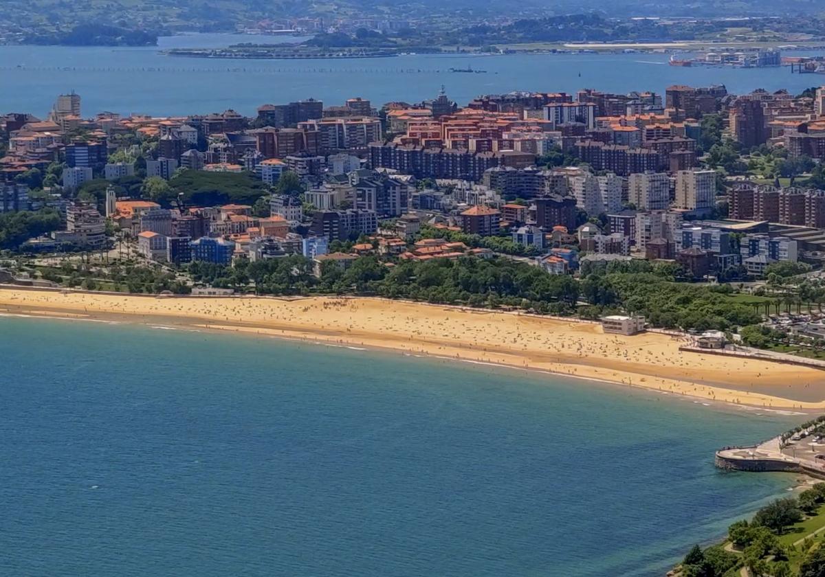 Vista aérea de Santander, con El Sardinero en primer término, como ejemplo de uno de los lugares más cotizados en el mercado.