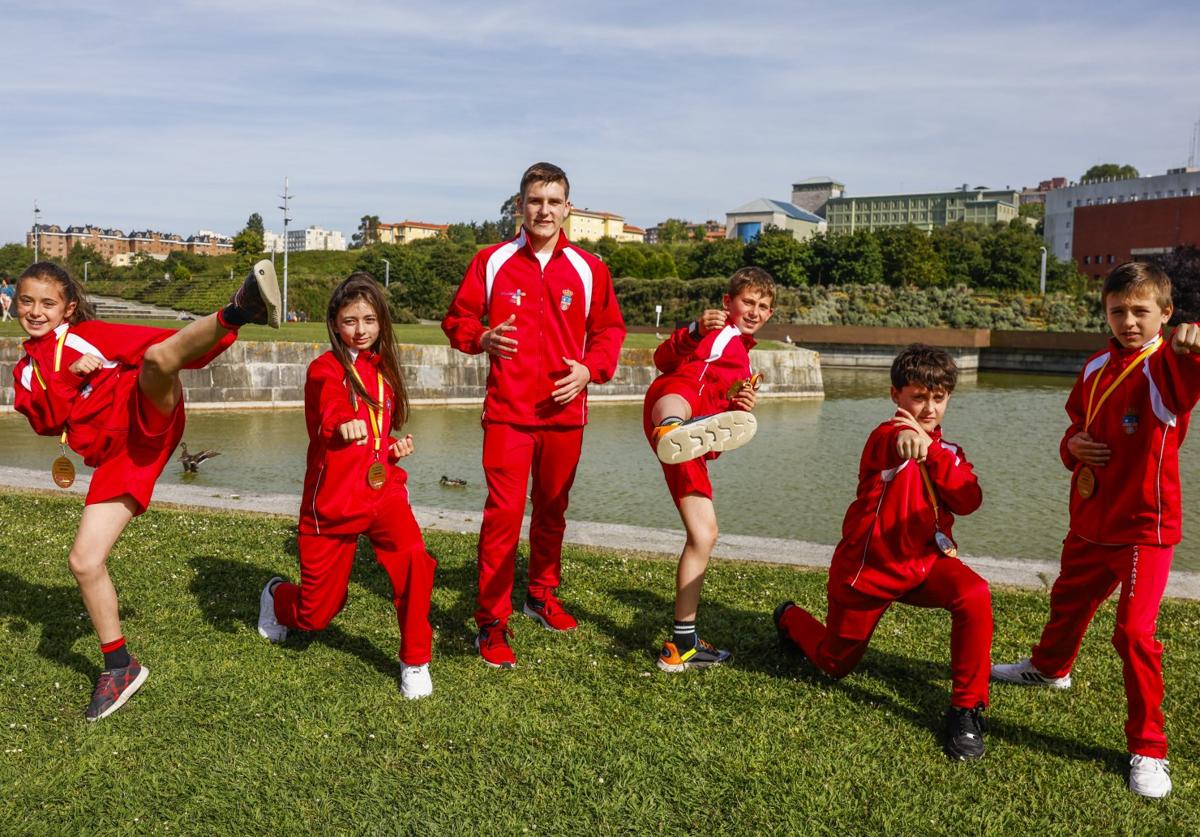 Julia Gutiérrez, Martina Cruz, Dario Sañudo, Daniel Gutiérrez, Neco García y Gabriel Trueba posan en el parque de las Llamas en Santander.