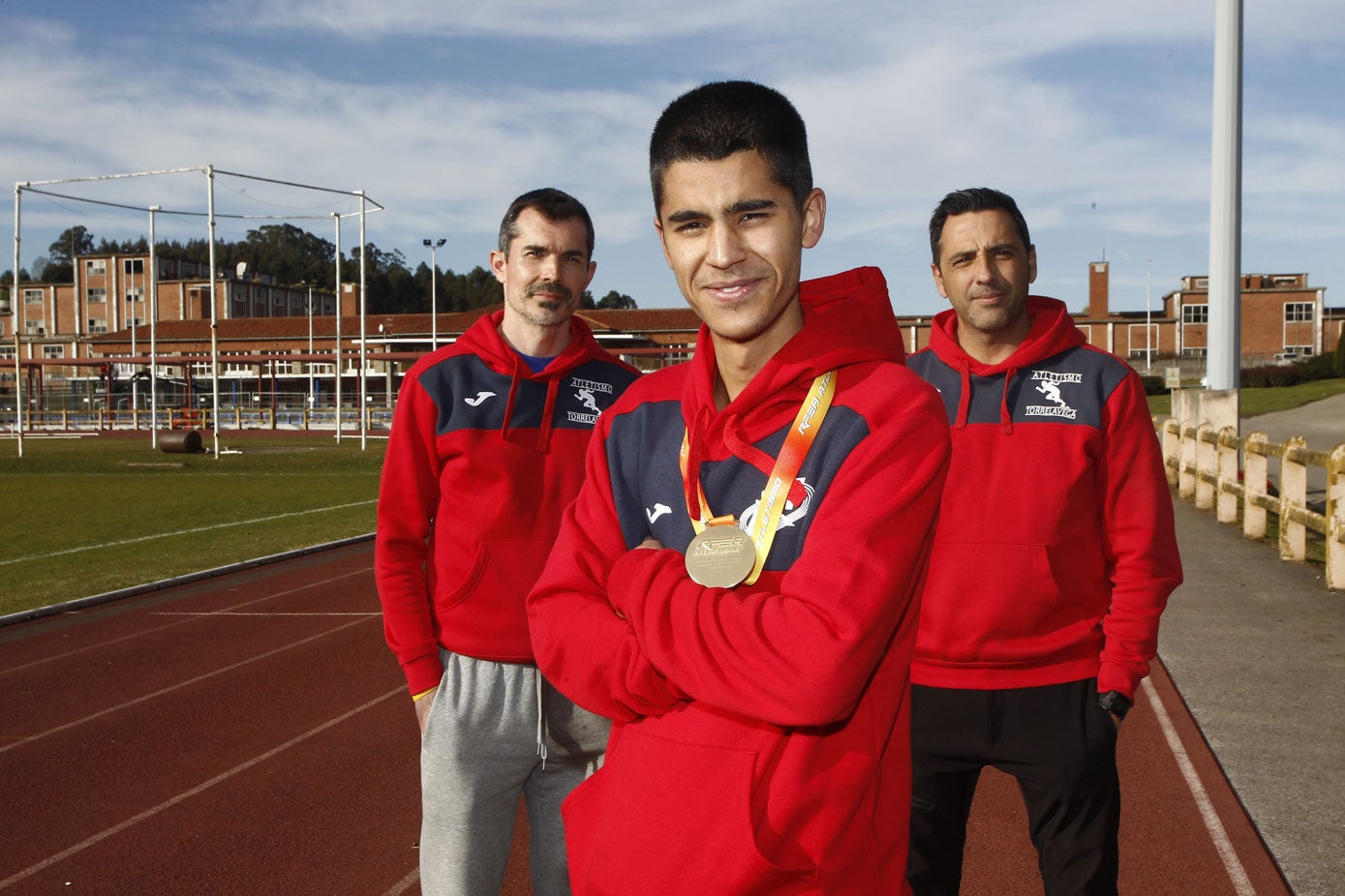 En febrero de 2022, después de proclamarse campeón de Europa sub 23. Posa con sus entrenadores en sus instalaciones de entrenamiento en Torrelavega.