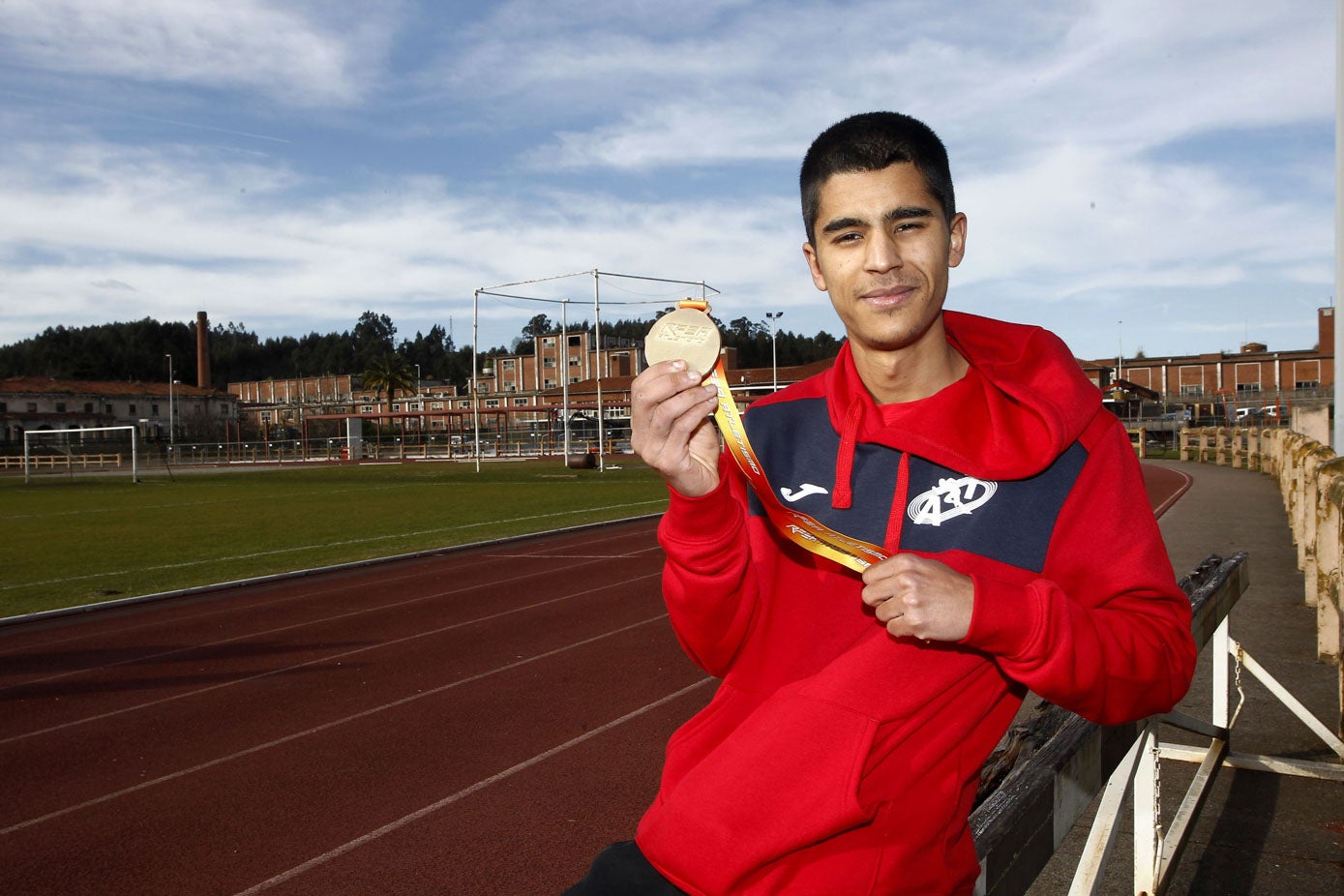 Con el oro europeo sub 23 en los 1.500. Ha compaginado esta distancia con los 800, en la que se ha especializado en las grandes citas.