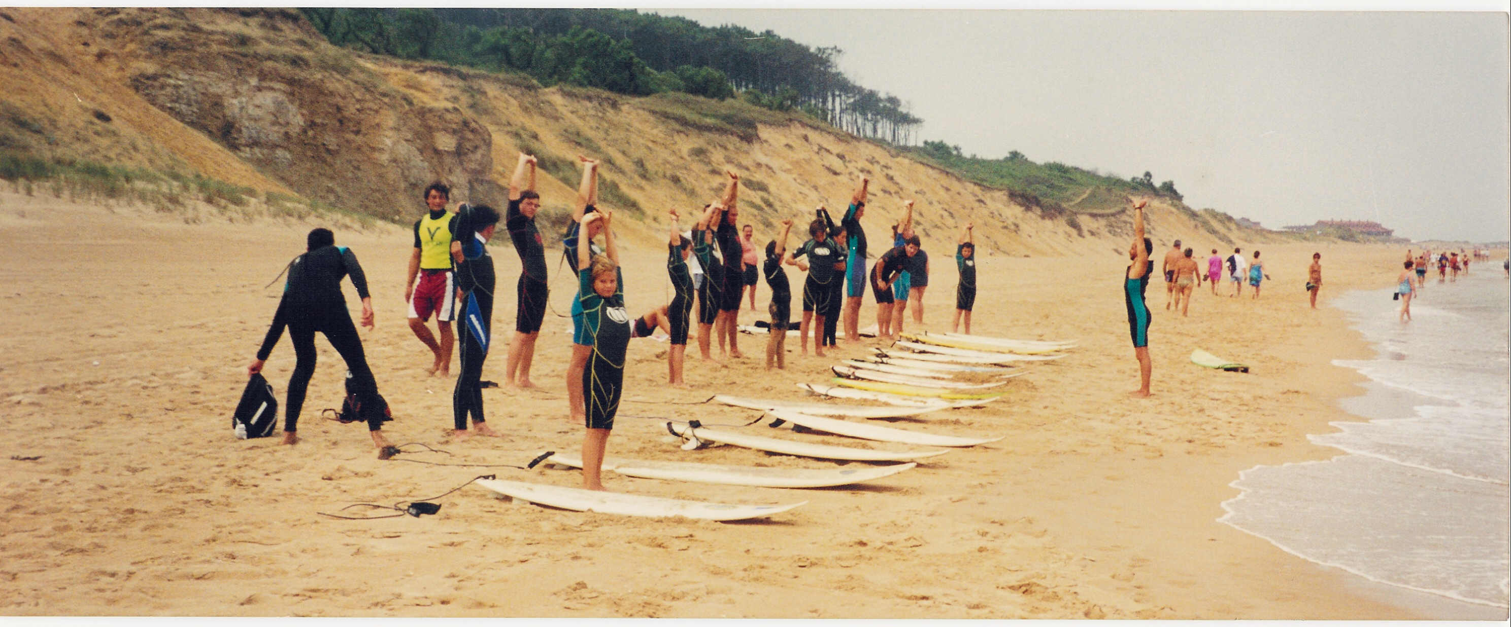 Estiramientos antes de entrar al agua, en Somo, en los 90.