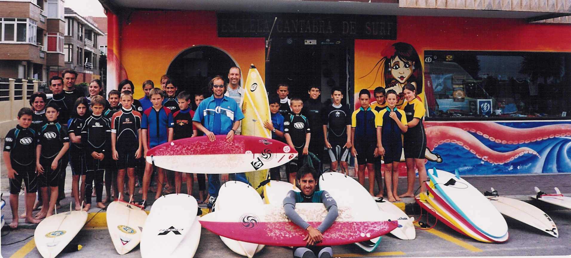 Alumnos en la escuela en el local de Somo.