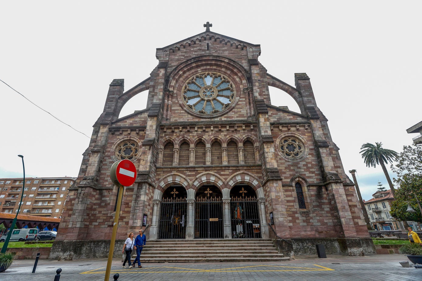 Entrada principal de la iglesia de La Asunción.