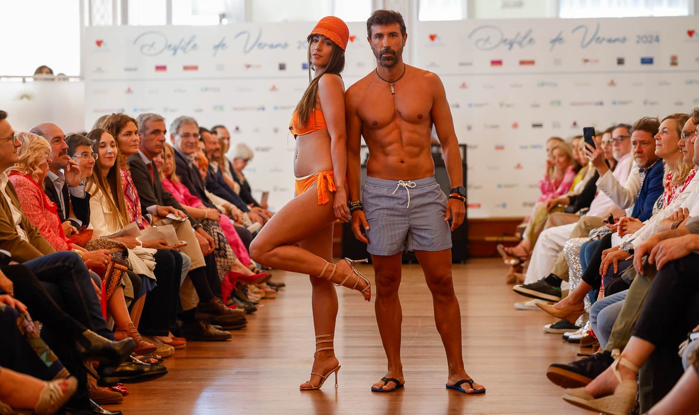 Paula Díaz y Carlos Torre durante el desfile de Amada Lois y Sandra Alonso.