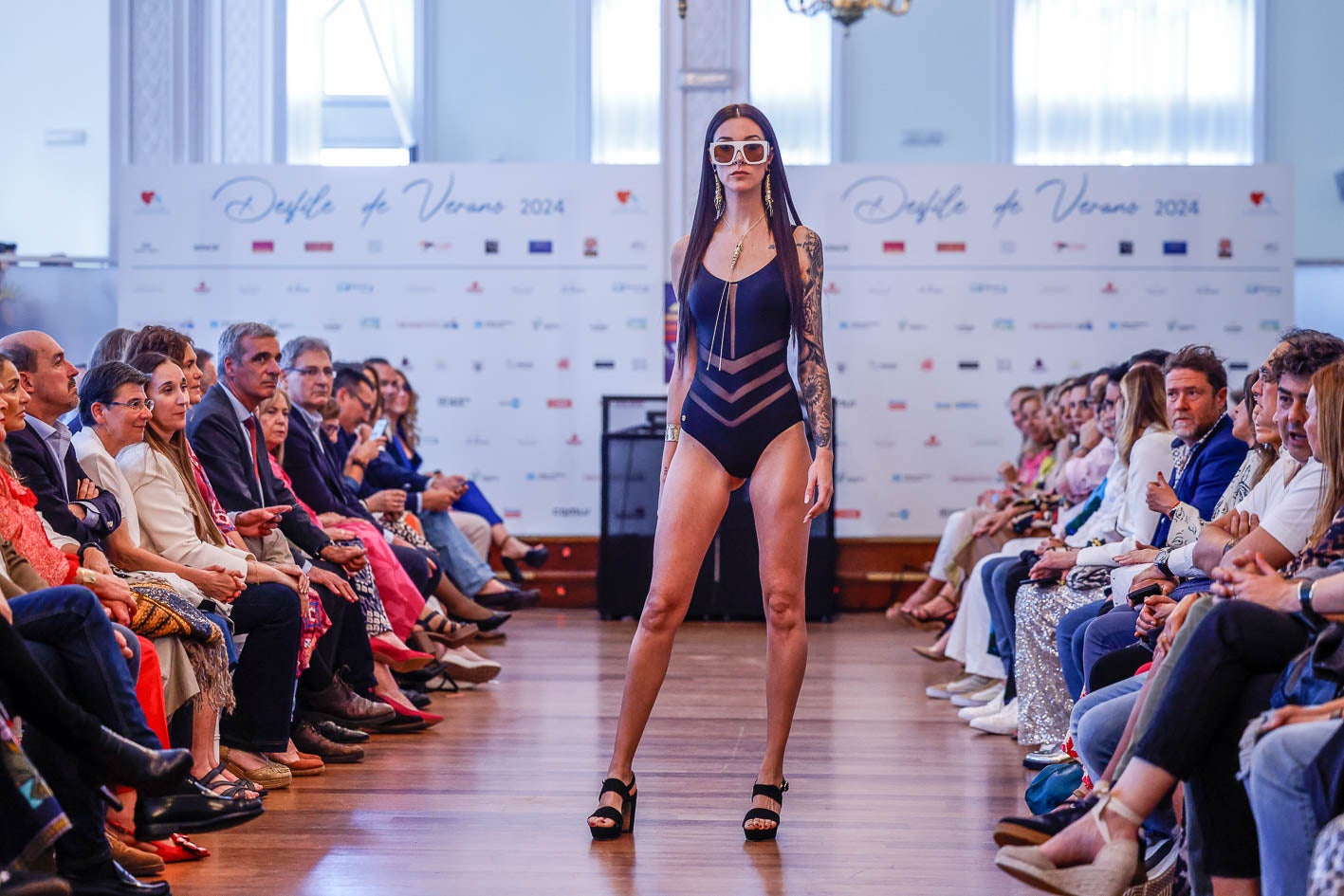 Ariadna Vélez en el desfile de trajes de baño y joyería de María Jesús Gil.