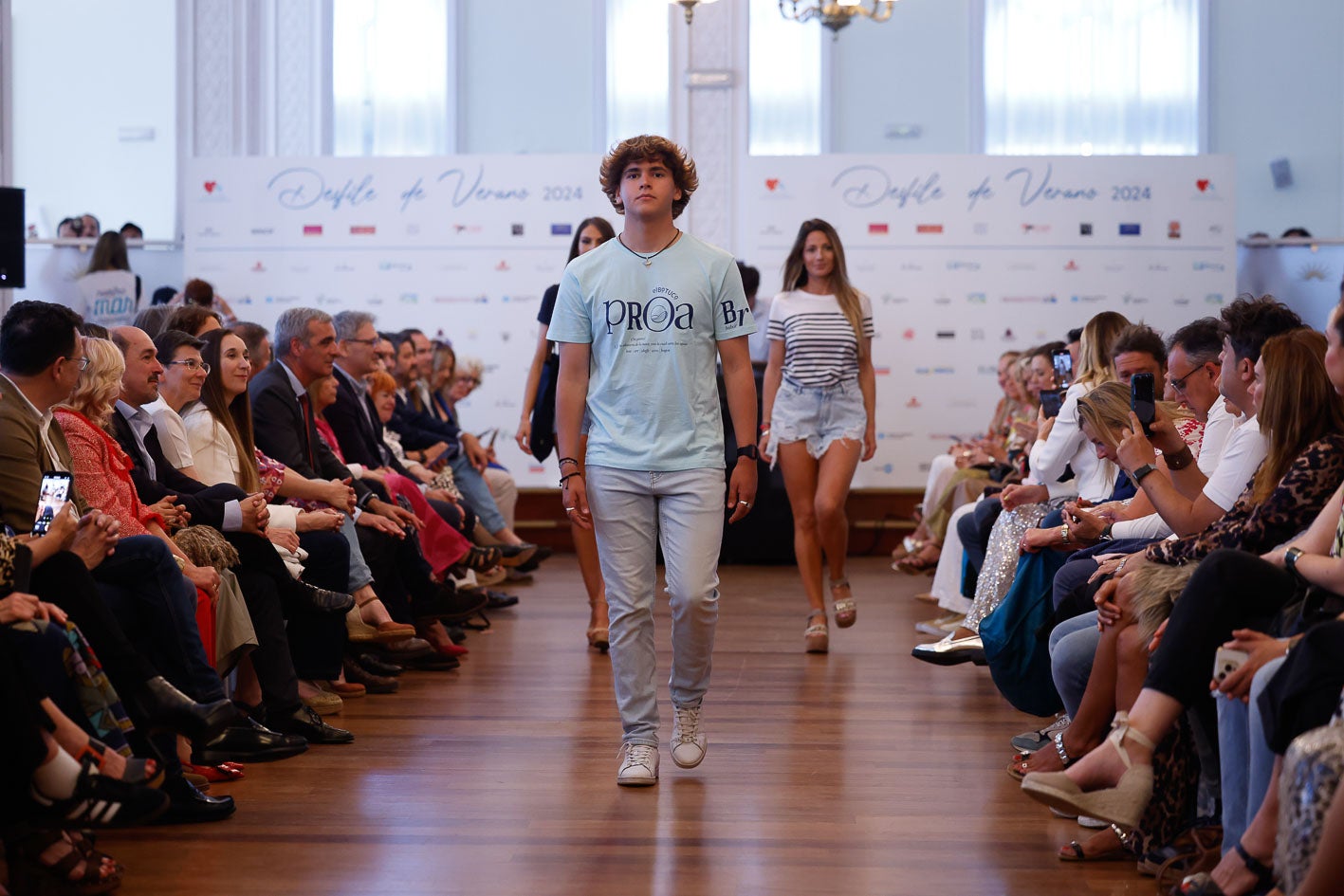 Samuel Saro con una camiseta de 'El Botuco'.