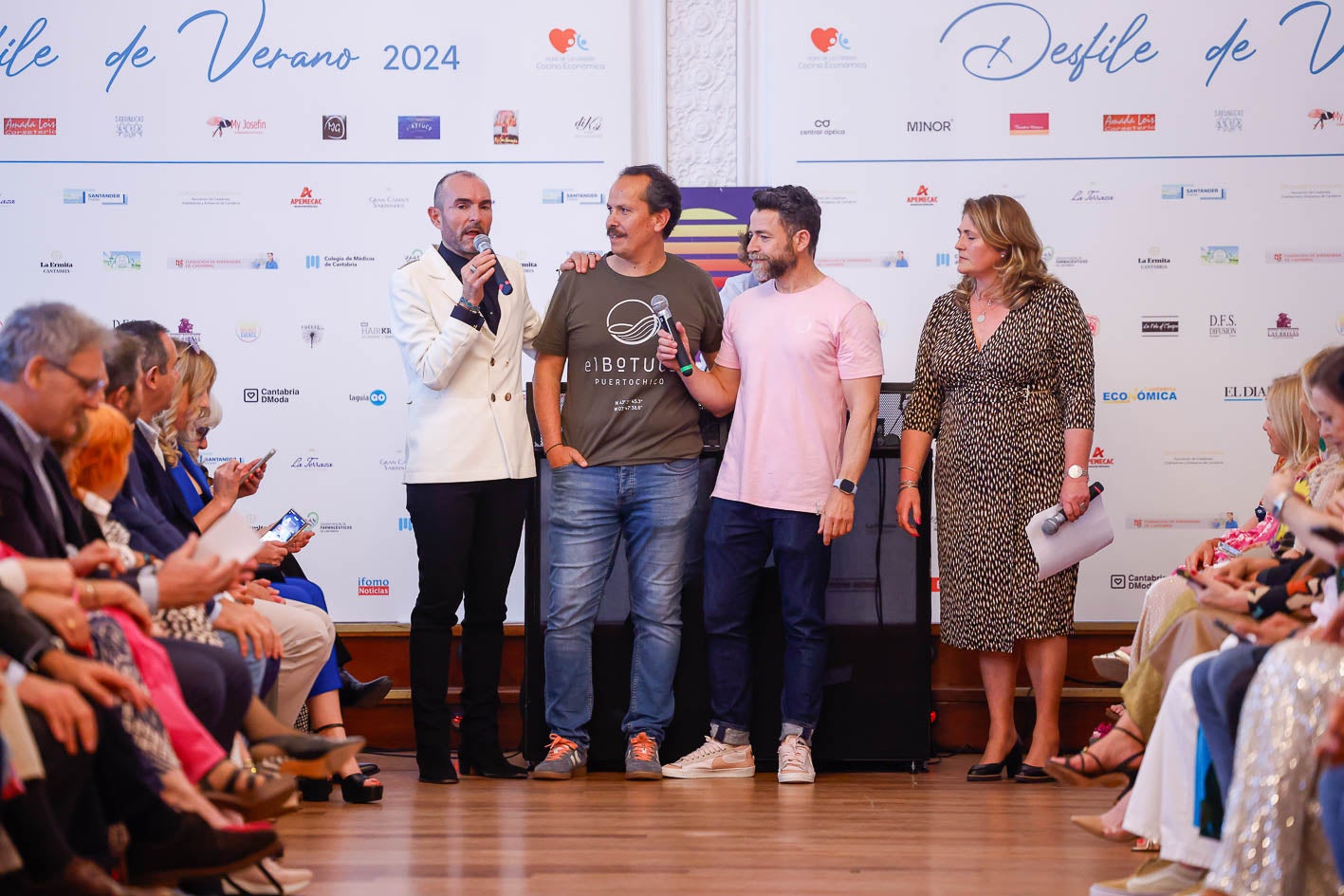 José Luis Callejo (izquierda) Yago Díaz, Chema Sarabia y Conchi Revuelta, tras el desfile del Botuco.