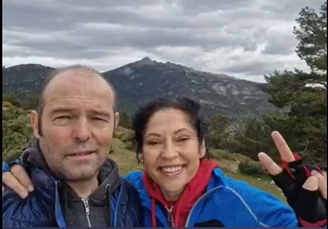 Ana junto a su pareja en la montaña.