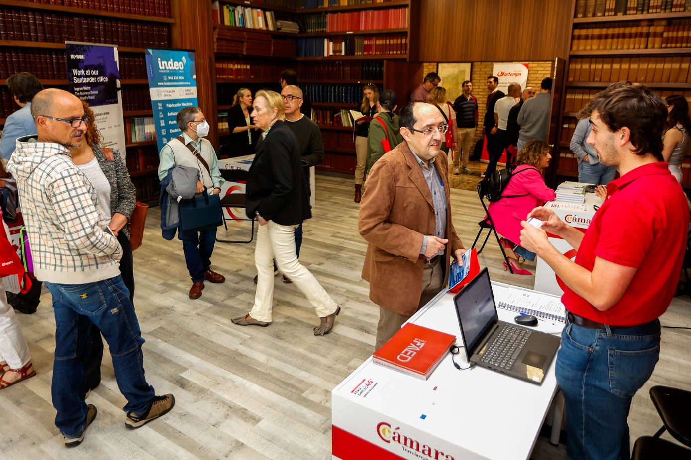 El ﻿presidente de la Cámara Torrelavega, Carlos Augusto, la directora del Servicio Cántabro de Empleo, Lucía Serrano, y el alcalde de Torrelavega, Javier López Estrada, han inaugurado este miércoles la Feria de Empleo 45+ 'Tu experiencia habla', la primera y única feria de empleo de Cantabria para mayores de 45 años.