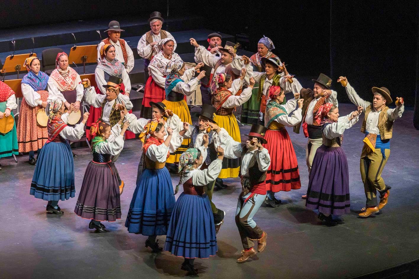 Grupo de Danzas de Santa Justa de Ubiuarco en plena actuación