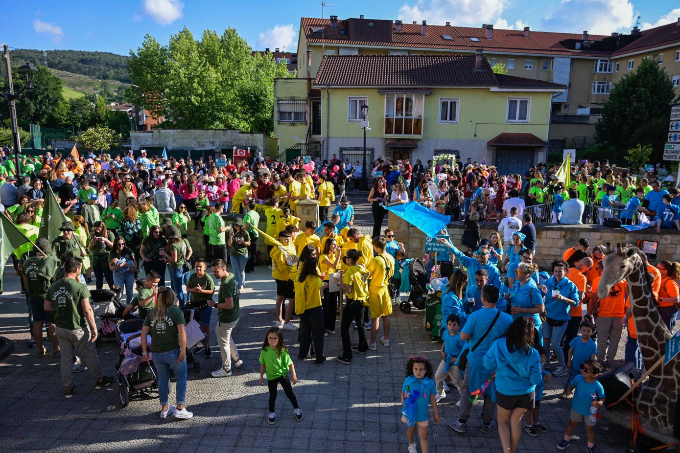 Jóvenes, niños y adultos compartieron diversión antes del chupinazo frente al Ayuntamiento de Piélagos.