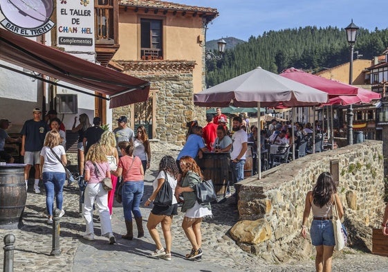 Visitantes y vecinos disfrutan de las terrazas en el casco histórico de Potes, uno de las referencias turísticas de Cantabria