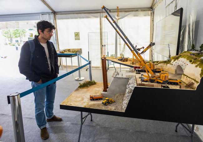 Un visitante frente a uno de los dioramas realizados por César Pombo.