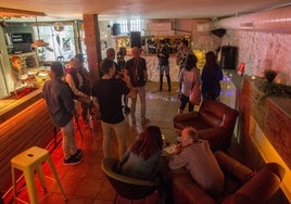 Clientes disfrutan de la música y la consumición en el pubs Lo que diga la Rubia, en Santander.