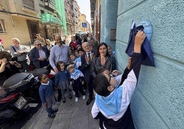 Los alumnos del colegio La Anunciacióndestapan la placa en honor al Padre Jesús Carballo.