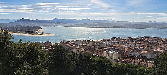 La vista de Santoña, ya desde el final de la senda por el monte Buciero.