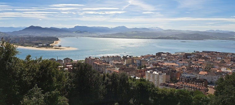 El paseo por un monte junto al mar