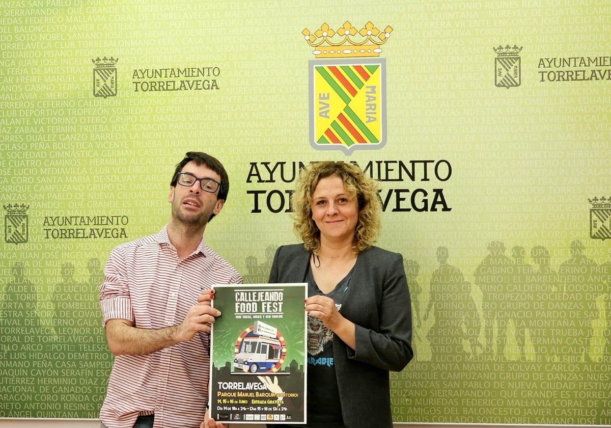 El edil de Participación, Borja Sainz, y de Festejos, Patricia Portilla, sostienen el cartel de la iniciativa, este jueves, en Torrelavega.