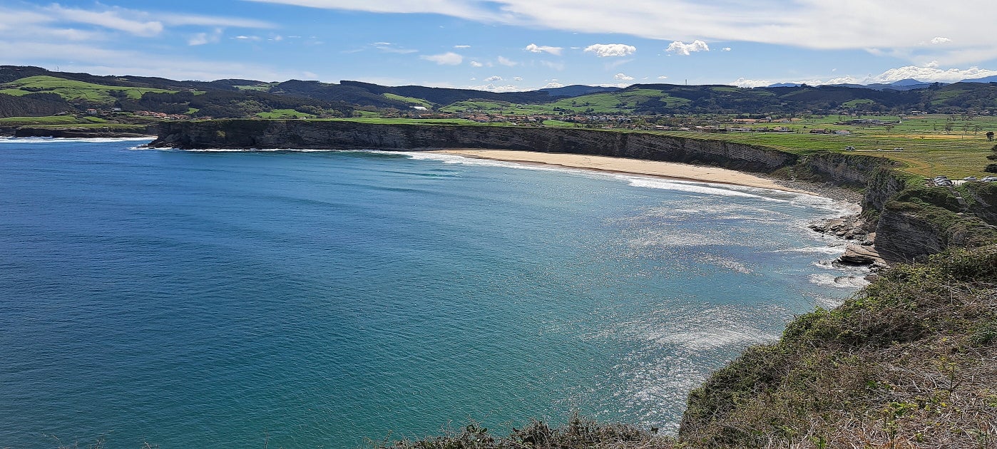 Un pequeño descenso conduce hacia la zona de las playas de Langre. Una de las postales imprescindibles del camino.