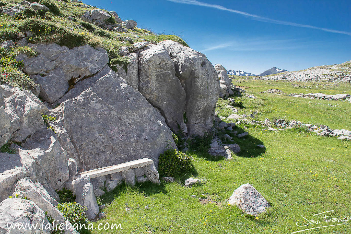 En pleno corazón de los Picos de Europa, en el Macizo Central, un improvisado y sencillo banco de madera colocado sobre unas rocas se convierte en el lugar perfecto para contemplar el paisaje. El autor de la fotografía lo etiqueta como «el mejor banco del mundo».