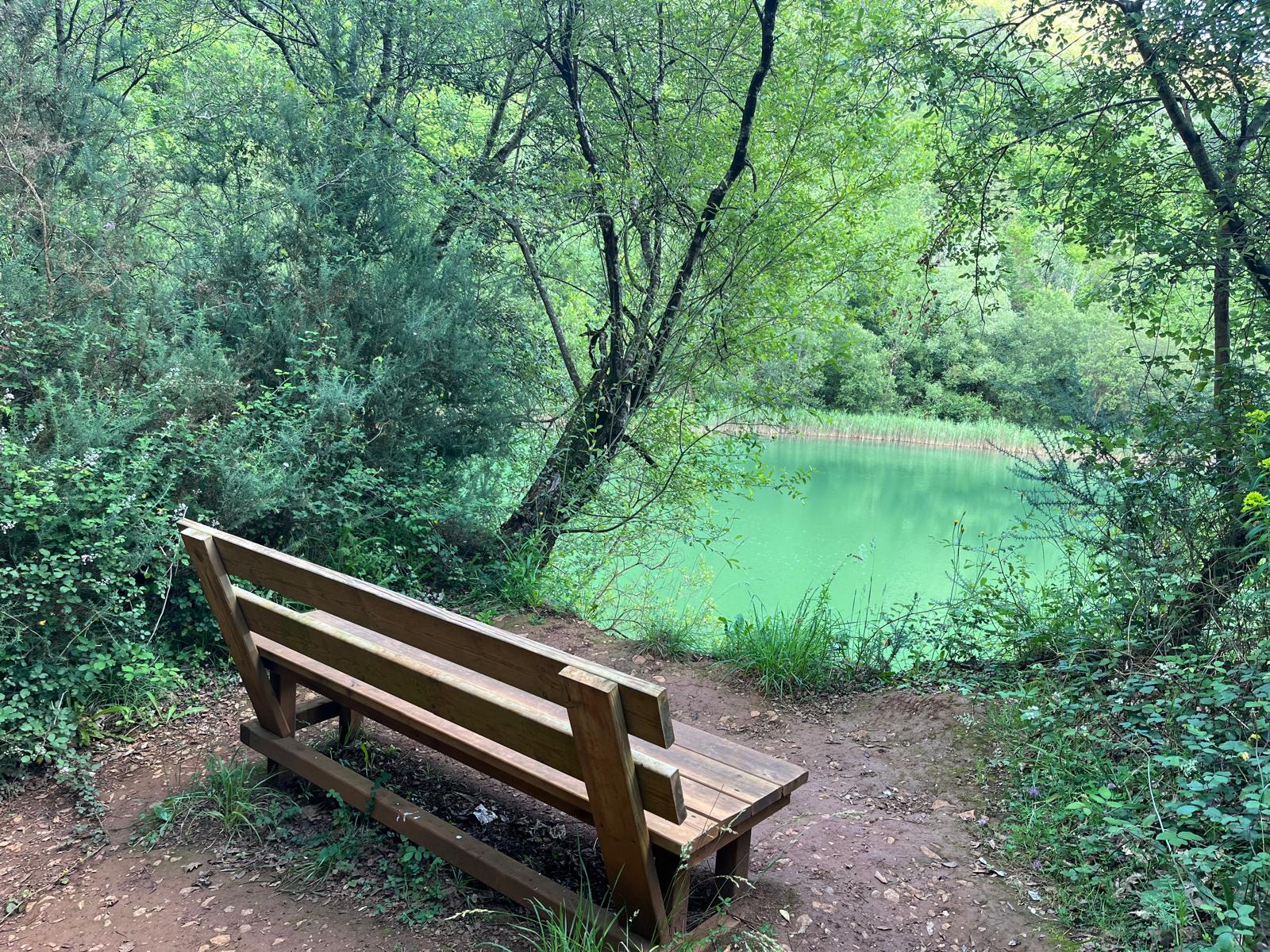 En la localidad de Pámanes, a pocos kilómetros de Cabárceno se puede disfrutar de una sencilla ruta para deleitarse con los Pozos de Valcaba y la naturaleza que les rodea. En el camino, este banco para contemplar uno de los dos lagos.