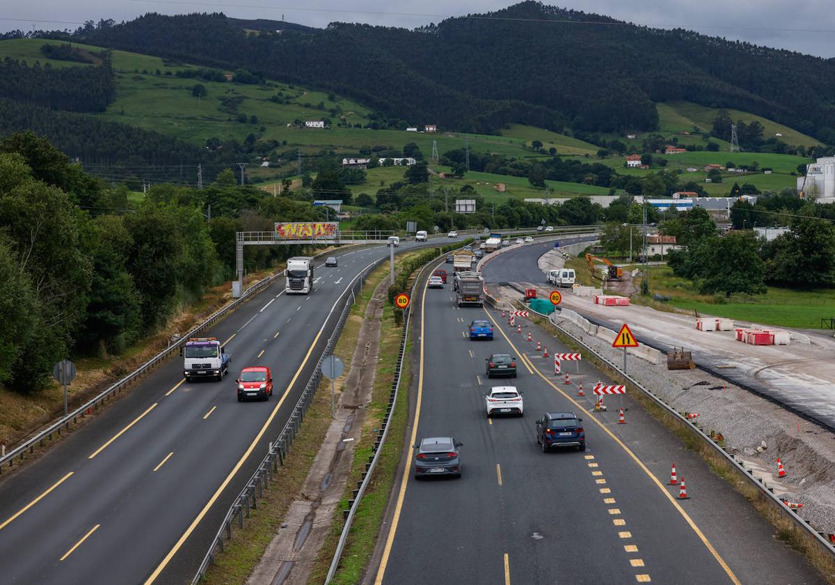 Los vehículos circulan por la autovía A-67 a la altura del acceso de Sierrapando que será cortado