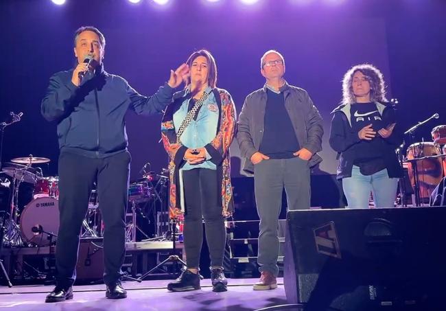 Carlos Caramés en el momento que ha salido al escenario para dar explicaciones sobre el retraso del concierto.