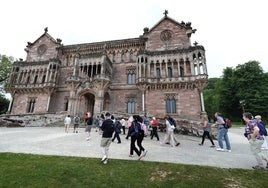 Un grupo de turistas vista el Palacio de Sobrellano en Comillas.