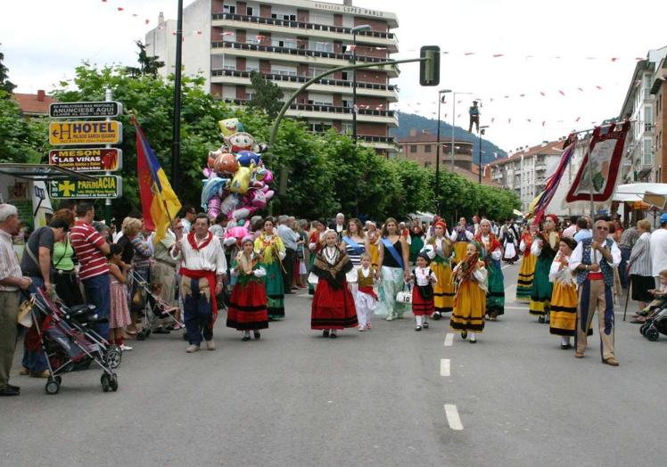 Desfile popular en las fiestas de San Juan en Los Corrlaes.