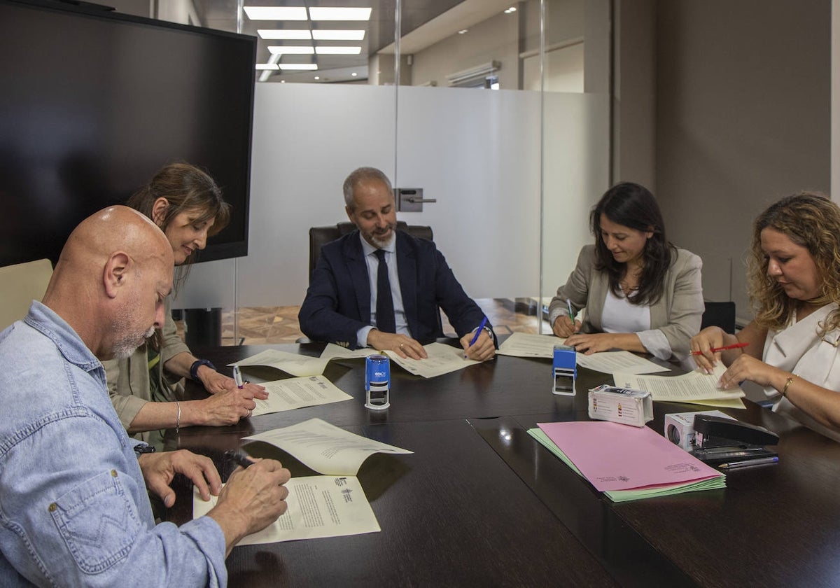 Sergio Silva, en el centro, y los representantes sindicales de STEC, UGT, ANPE y CC OO rubrican el acuerdo en la sede de la Consejería de Educación, FP y Universidades.