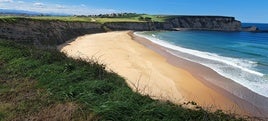 La playa de Langre, encajonada entre acantilados, es una de las vistas imprescindibles de esta ruta.