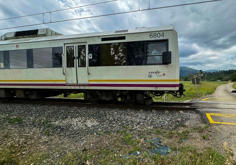 Un tren atraviesa el conflictivo paso a nivel de Calleja Redondo, en Cabrojo, donde han perdido la vida tres personas.