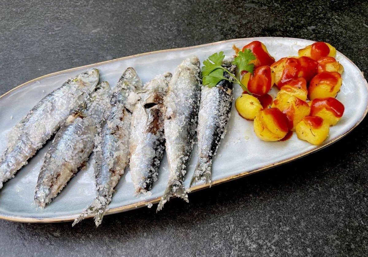 Sardinas a la sal que se pueden acompañar con unas patatas con salsa de tomate y un poco de picante.