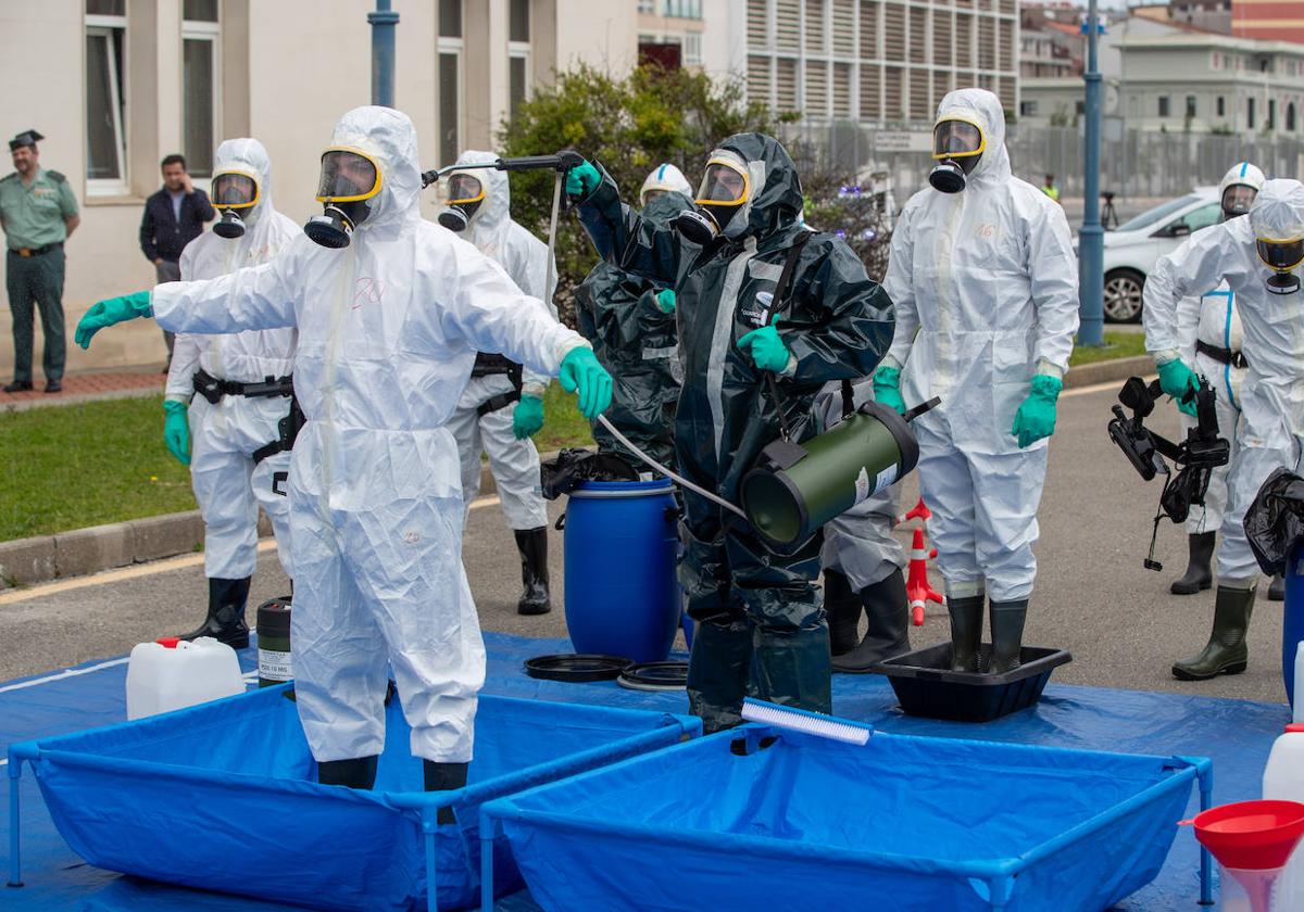 Desinfección durante el simulacro de amenaza química en el Puerto de Santander.