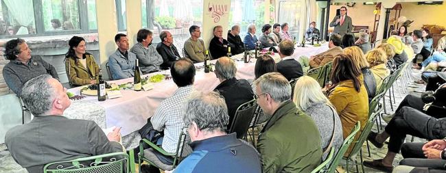 Los responsables de la elaboración de los vinos blancos de Cantabria escuchan la intervención del director general de POesca y Alimentación, Paulino San Emeterio. El acto contó con la asistencia de más de sesenta personas.