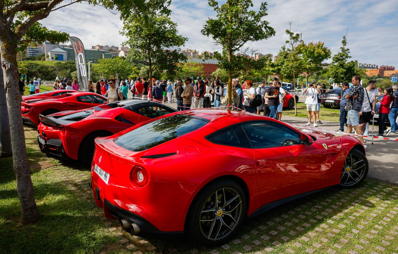 Tres coches de la marcha Ferrari, aparcados juntos, en Las Llamas.