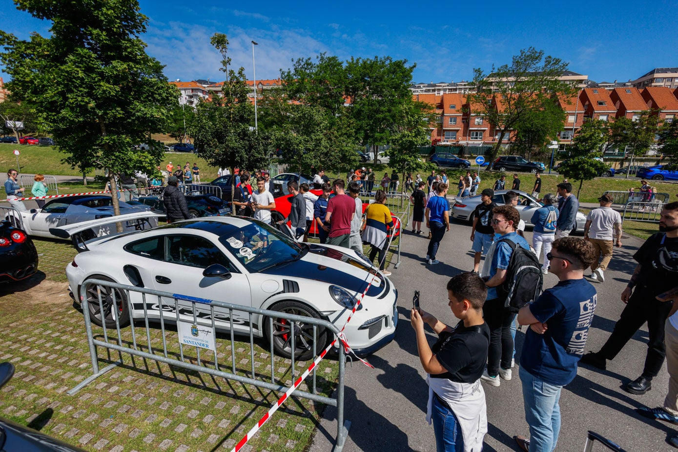 Varios visitantes admiran el Porsche GT3 RS.