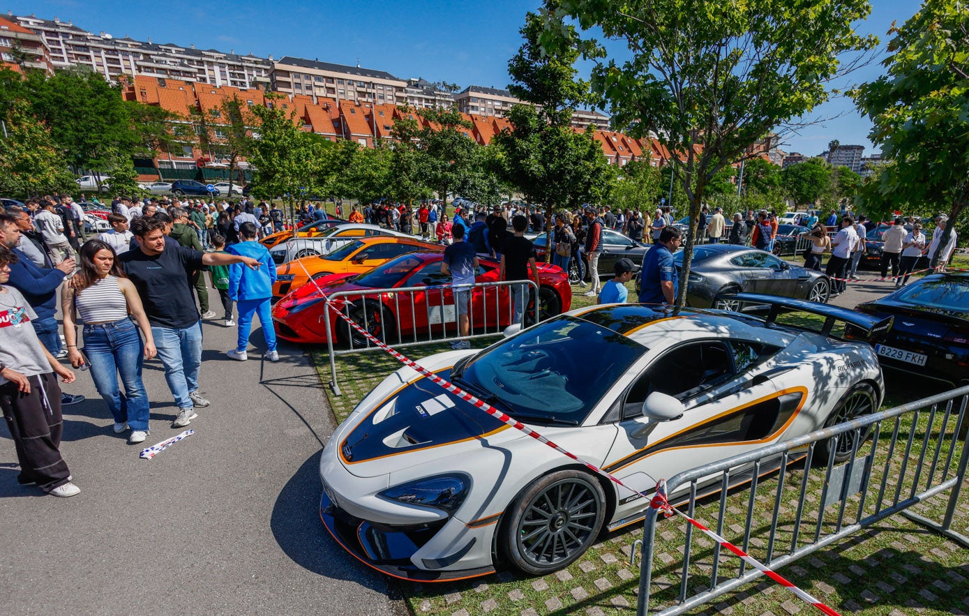 Una pareja contempla el McLaren 620 R.