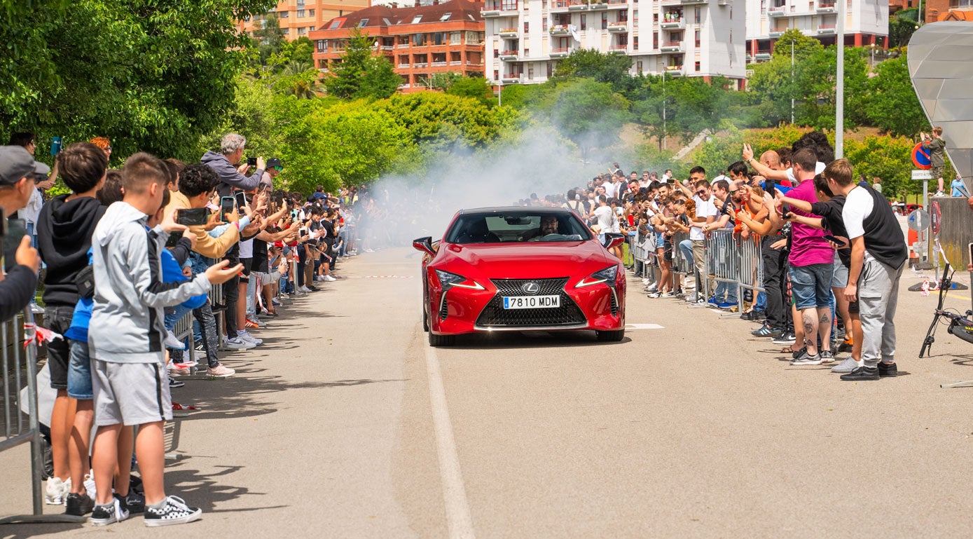 Un Lexus LC 500, jaleado por el público a la salida del parque de Las Llamas.