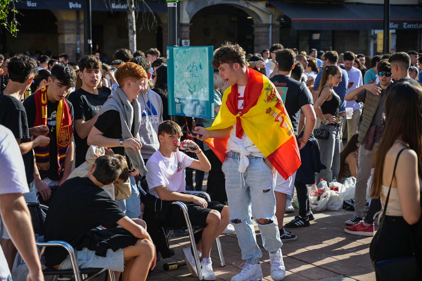 Muchos jóvenes portaron banderas y bufandas de España.