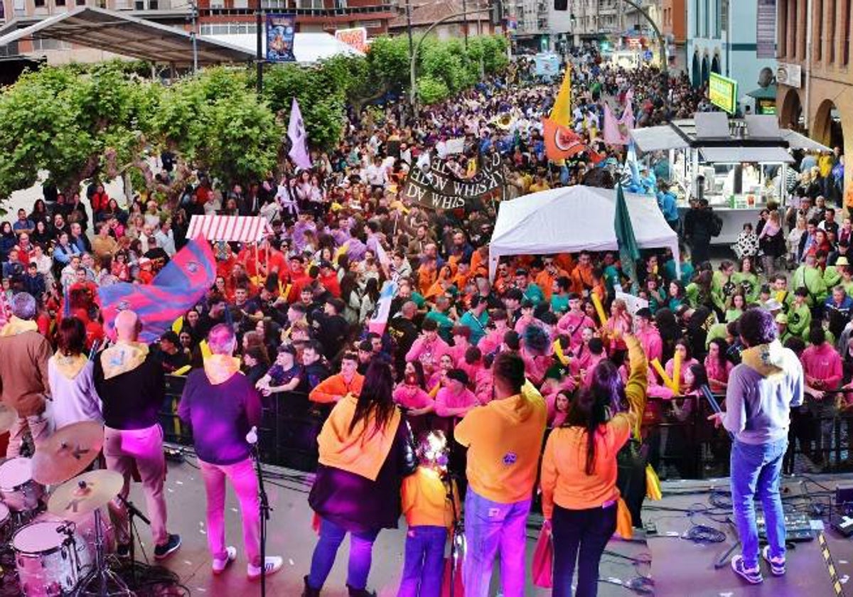 La Avenida Cantabria se llenó de juventud con las 27 peñas sanjuaneras.