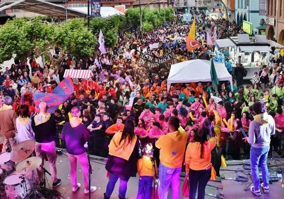 La Avenida Cantabria se llenó de juventud con las 27 peñas sanjuaneras.