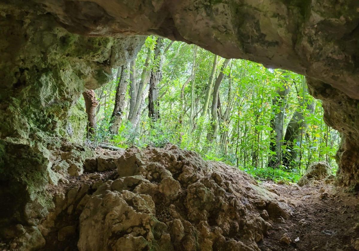 La cueva de La Ojáncana, en el monte San Juan de Castillo, es un lugar muy visitado por los vecinos.