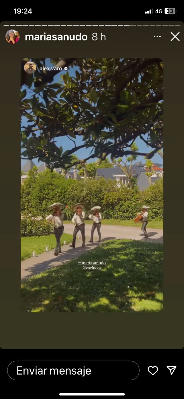 Los mariachis, llegando a la boda, en Deluz.