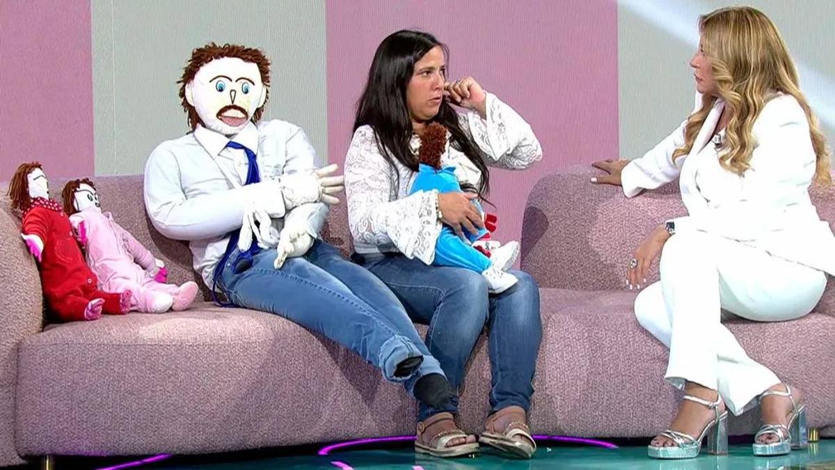 Meirivione Rocha junto a su marido Marcelo (que no tiene pies) y los tres hijos de la pareja. Junto a ellos Cristina Tárrega en el programa del sábado en Telecinco.