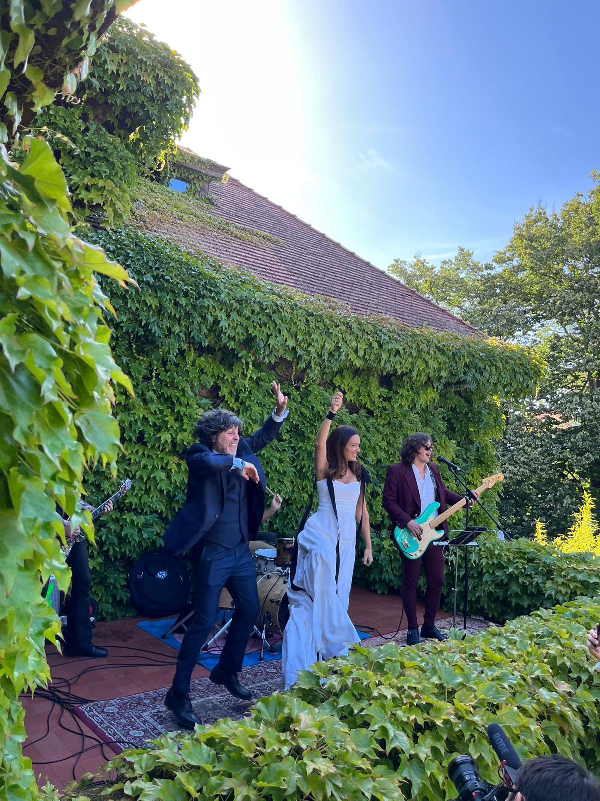 Los novios, bailando en el Deluz.