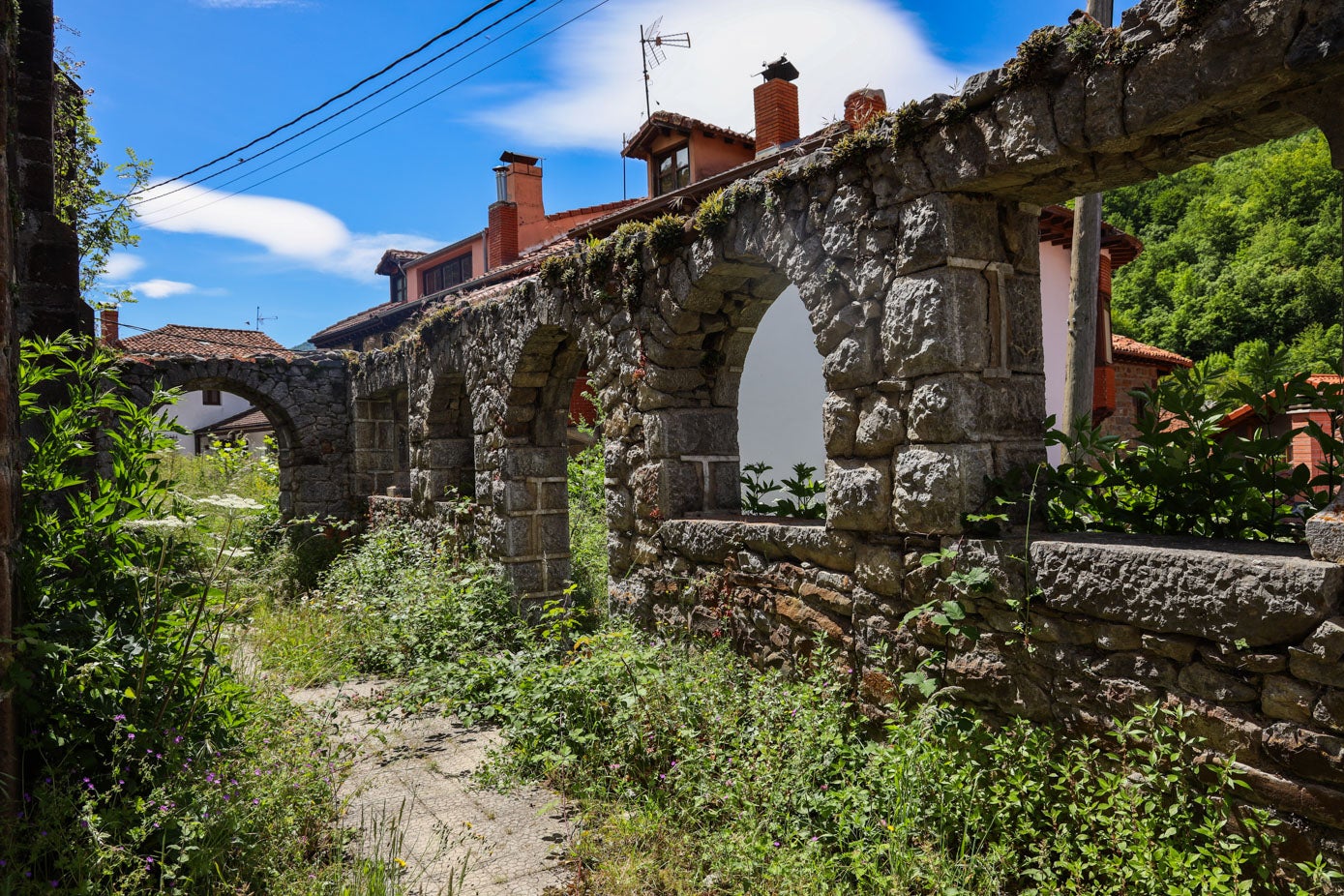 Así están los arcos que fueron construidos a finales del siglo XVI por canteros transmeranos. 