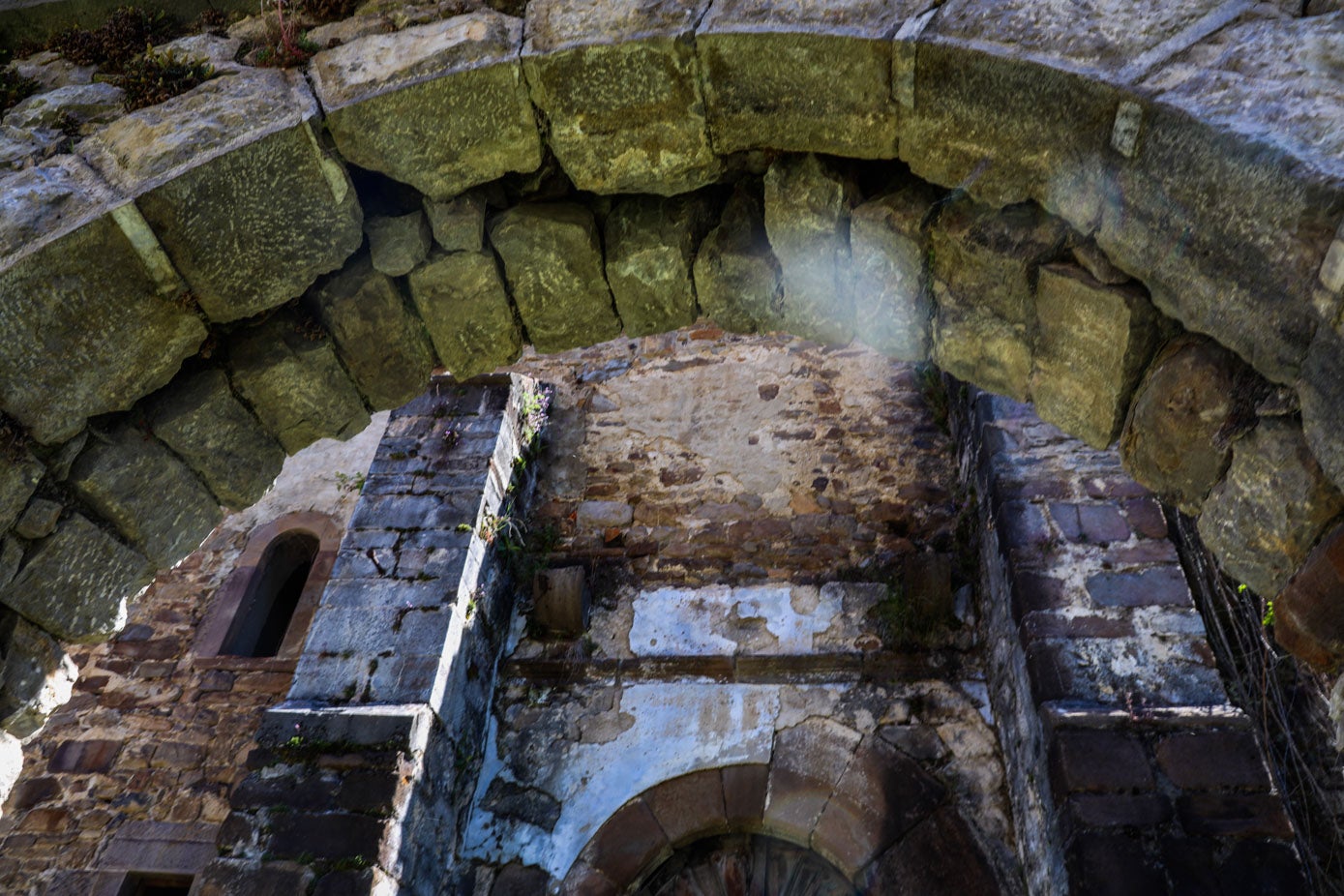 El arco de entrada la iglesia presenta este estado en el que, como se ve, se puede caer una de sus piedras en cualquier momento.