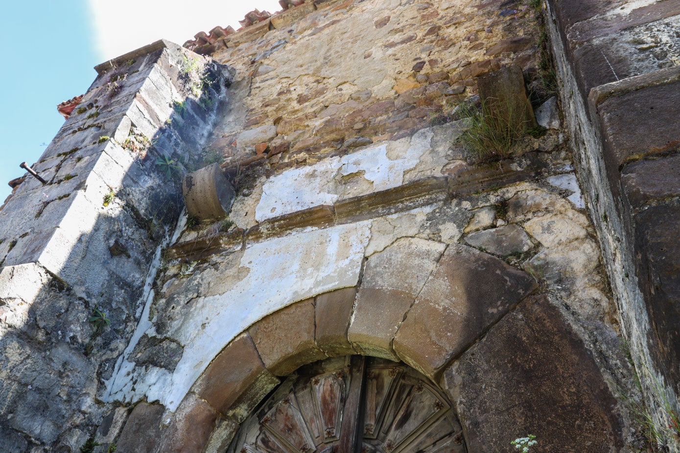 Fachada principal de la iglesia vieja de San Vicente Mártir. El edificio perdió su función parroquial en 1968, a raíz de la inauguración de la nueva, al otro lado de la carretera.