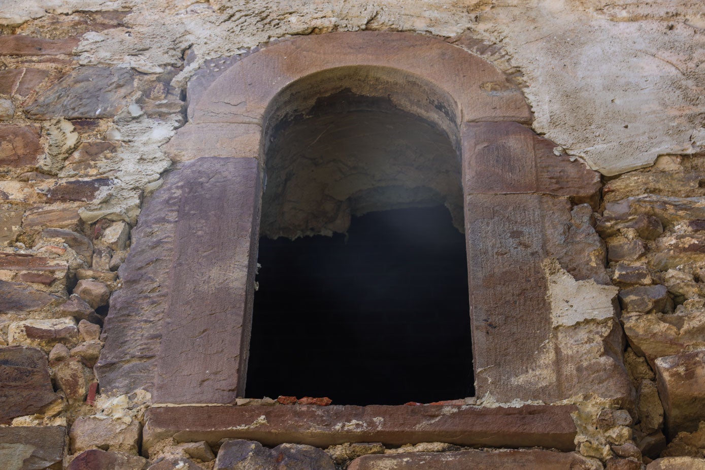 Otra de las ventanas sin cristales.